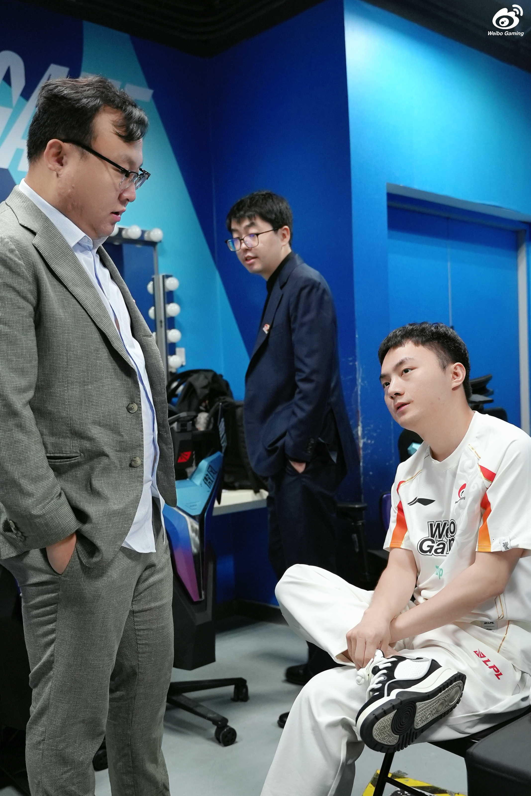 开云体育-100T鏖战CLG，Doinb极限生还后反打激烈交锋2025世界赛，点燃全场激情