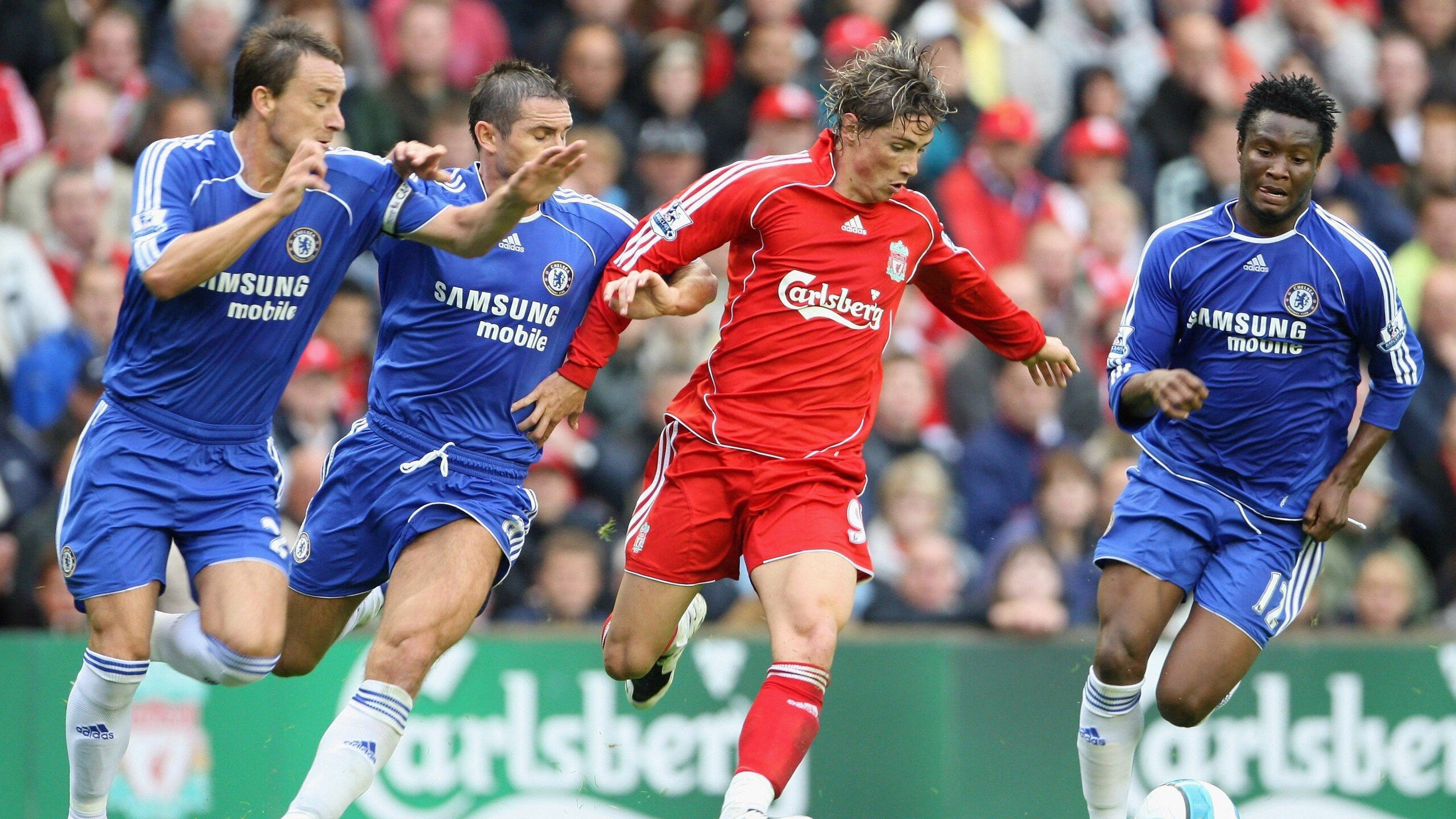 开云体育下载-赛道与球场的交叉点，那一瞬间，全世界的尖叫都听不见了